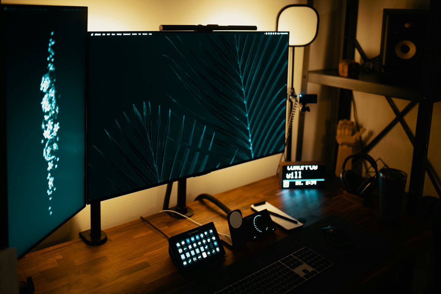 Configuración de oficina en casa con dos monitores, escritorio organizado y tecnología.